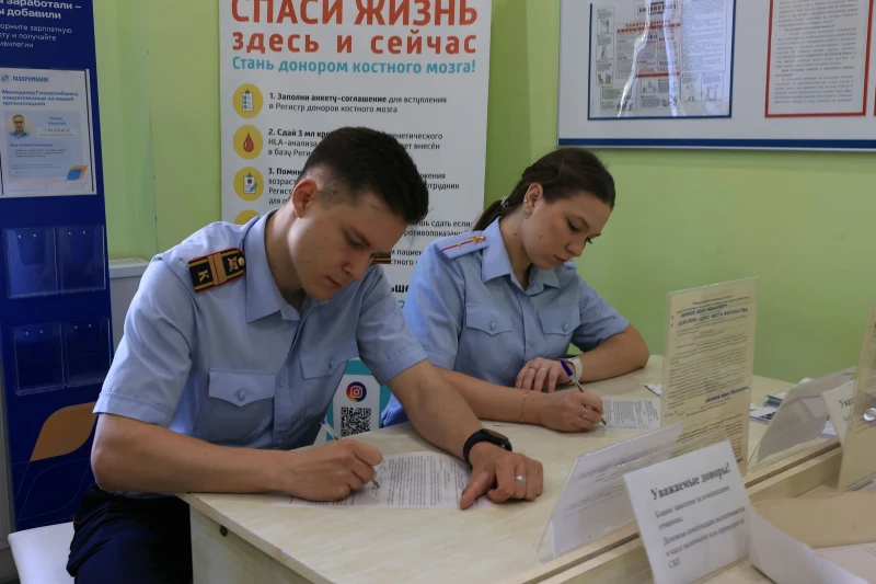 Сотрудники, курсанты и слушатели института сдали кровь в Воронежском областном центре крови для пост