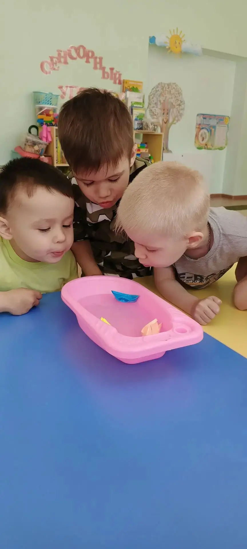 Как поймать невидимку? Экспериментируем во 2-й младшей группе 🌬️1 июня в нашем детском...