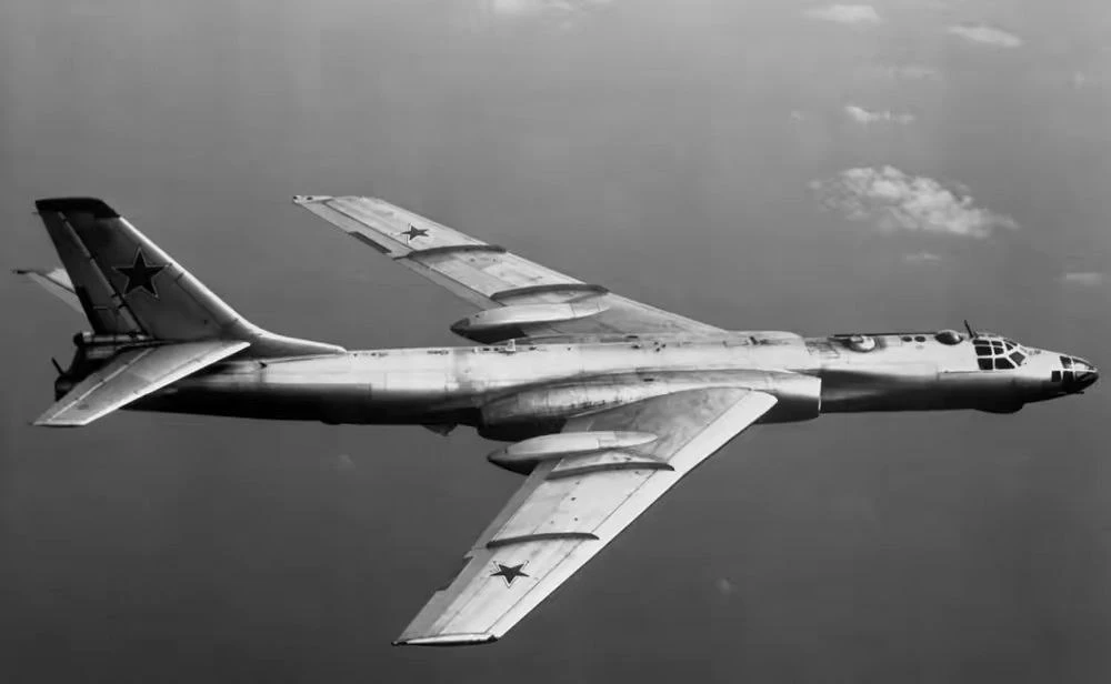 Ту-16 – советский тяжёлый двухмоторный реактивный многоцелевой самолёт.