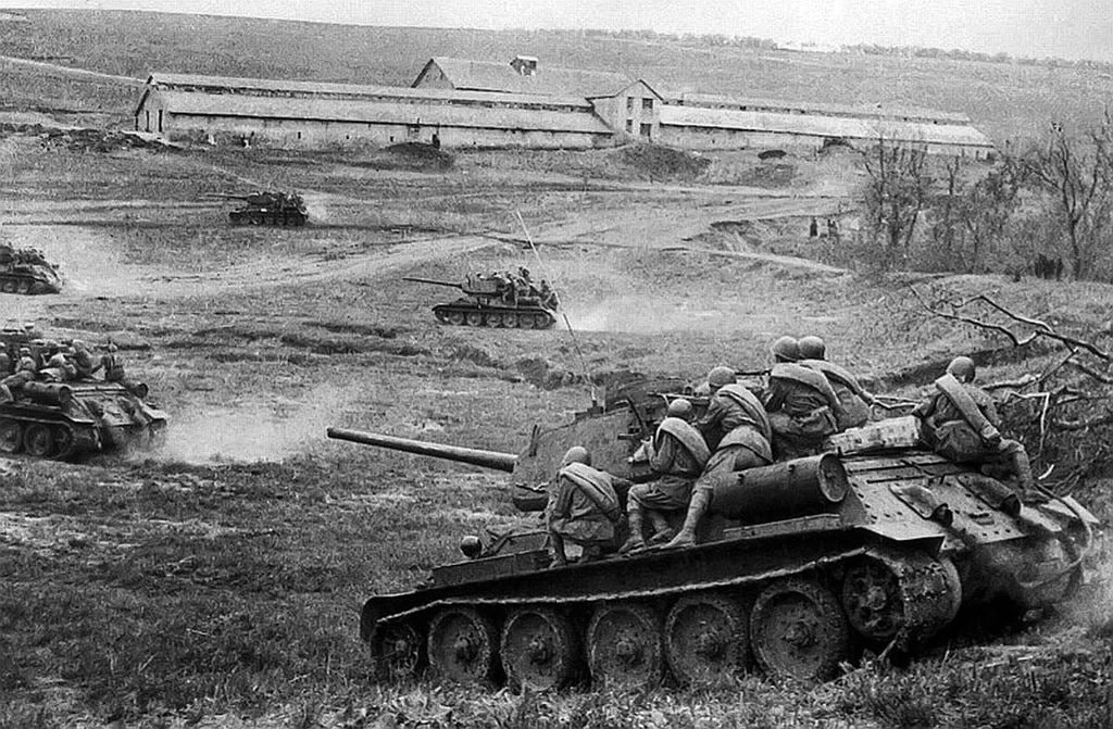Друзья, как вы думаете, когда и где была сделана эта фотография?

А. 1942 год, Ржевско-Сычевская опе
