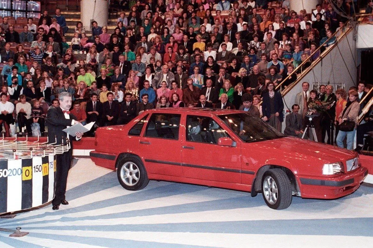 Aвтoмoбиль "Volvo 850" нa cъёмкaх тeлeшoy "Пoлe Чyдec". 1992 гoд.