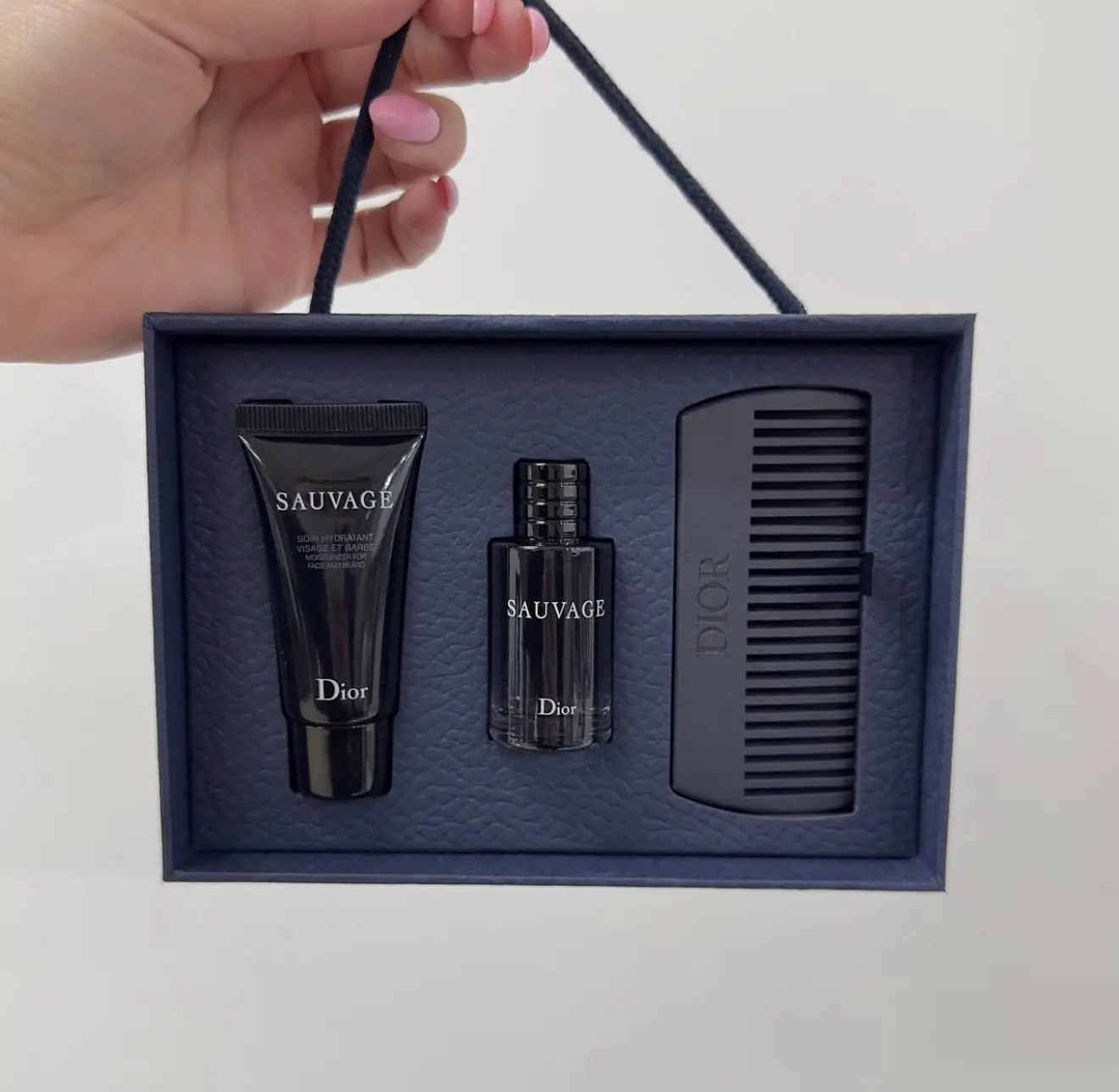 Появились те самые наборы с расческой Dior, которые вы так ждали ✨