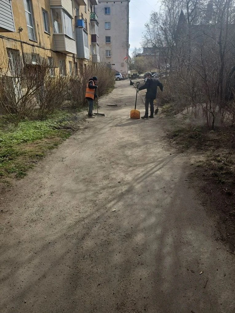 Управляющая организация ООО "РЕГИОН" продолжает весеннюю уборку во дворах и на придомов...