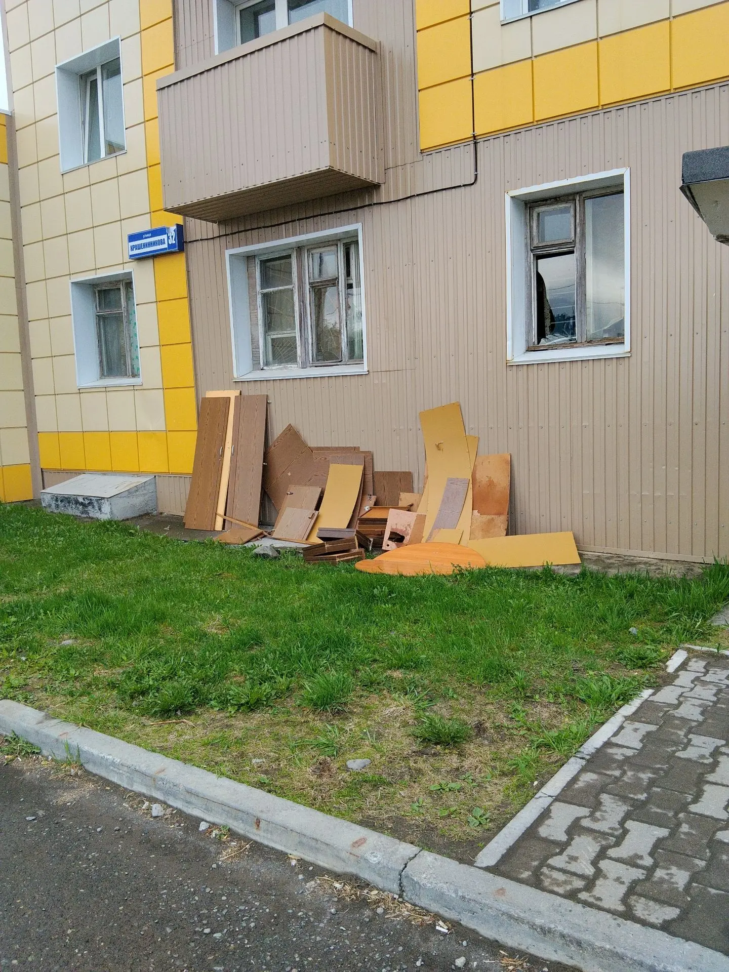 Краш 32, около 1 подъезда