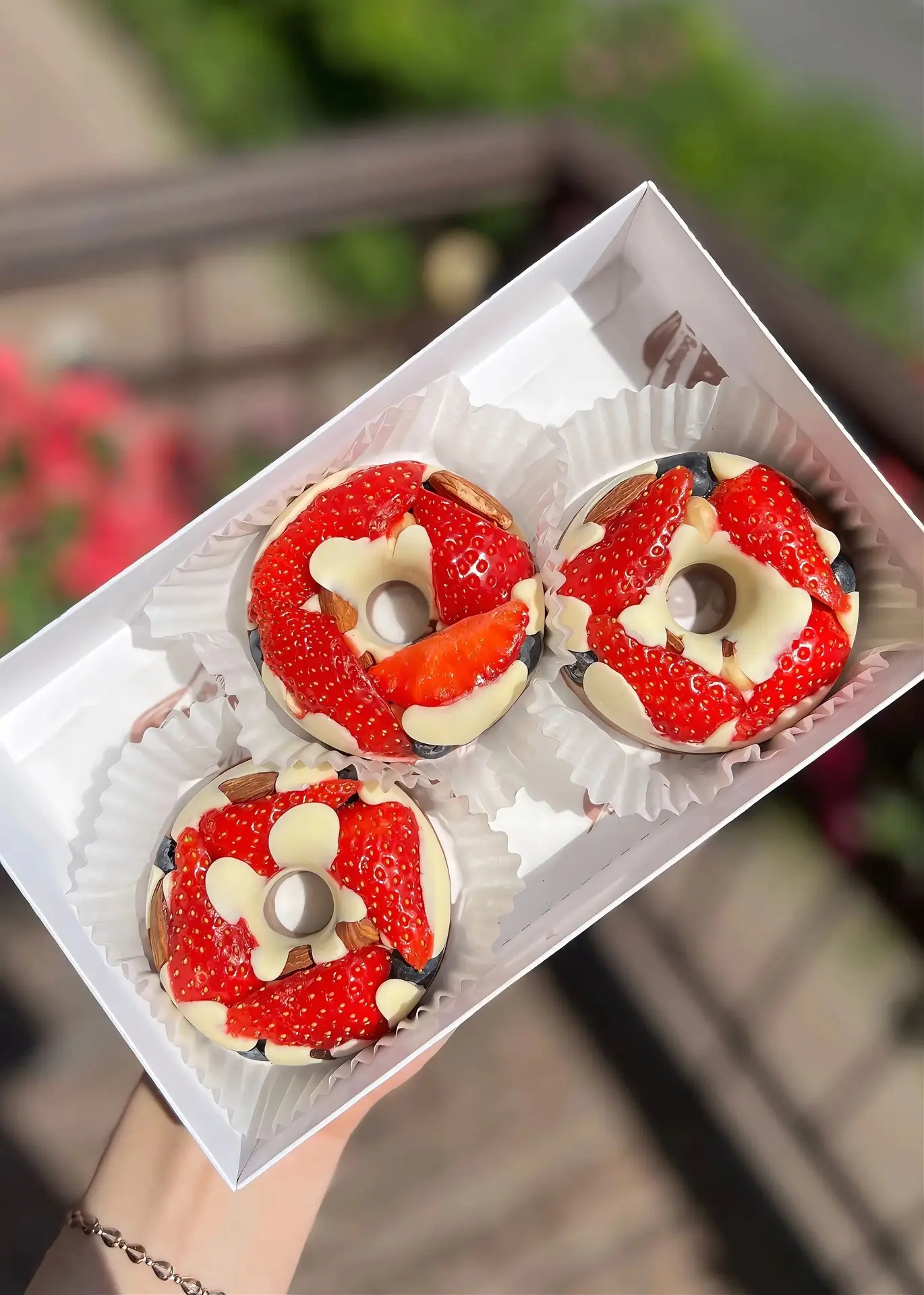 🍓🍩 Свежие ягоды, бельгийский шоколад и немного магии наших кондитеров.