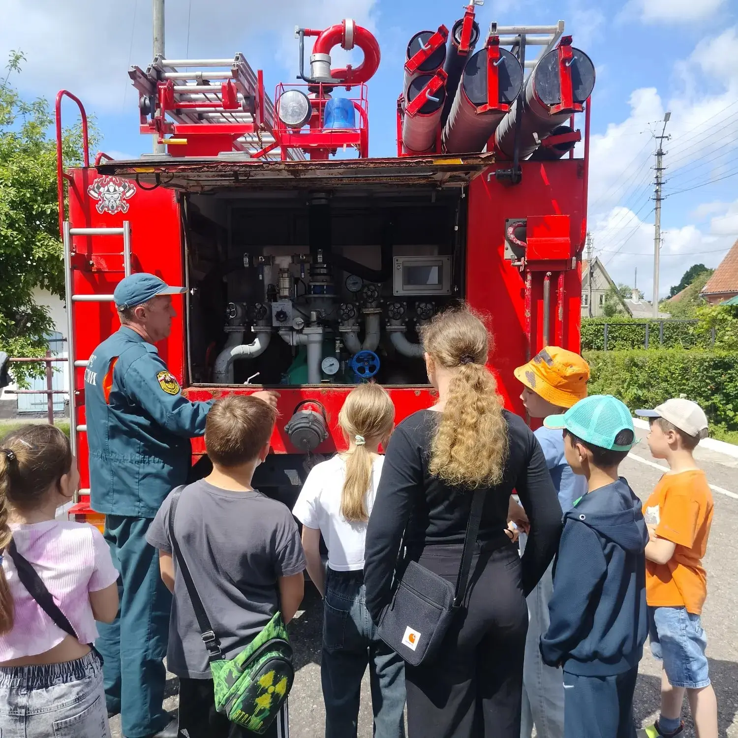 9 июня: Огнеборцы в «Лосиной Долине»! 🚒

Сегодня, в 7-й день работы нашего пришкольного лагеря «Лос