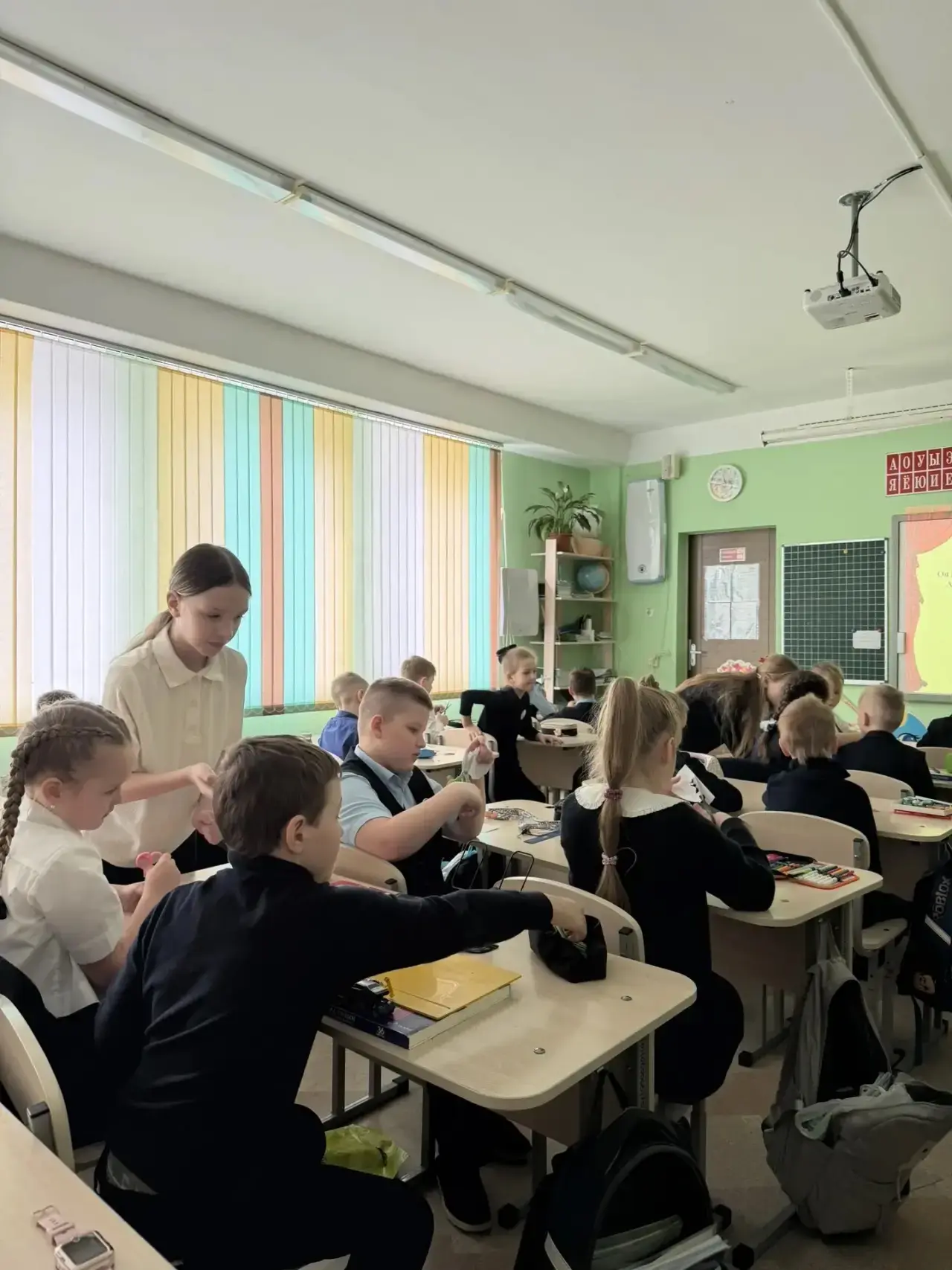 🎭 Всемирный день театра — праздник творчества и вдохновения! ✨  В преддверии каникул обучающиеся 5 «