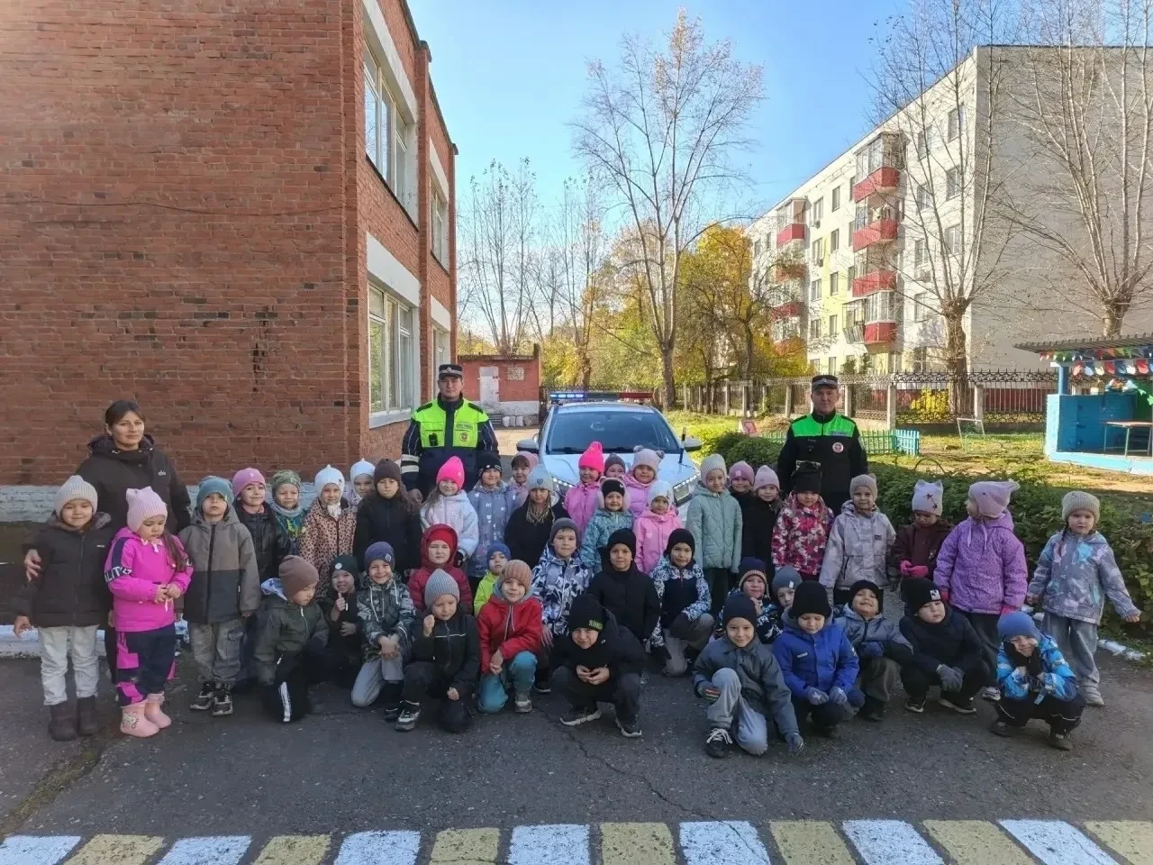 🚗 В Нижнекамске инспектор Госавтоинспекции приехал к детям в День отца