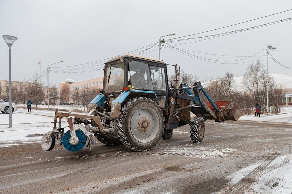 В Магадане на уборку тротуаров от снега вышла техника КЗХ