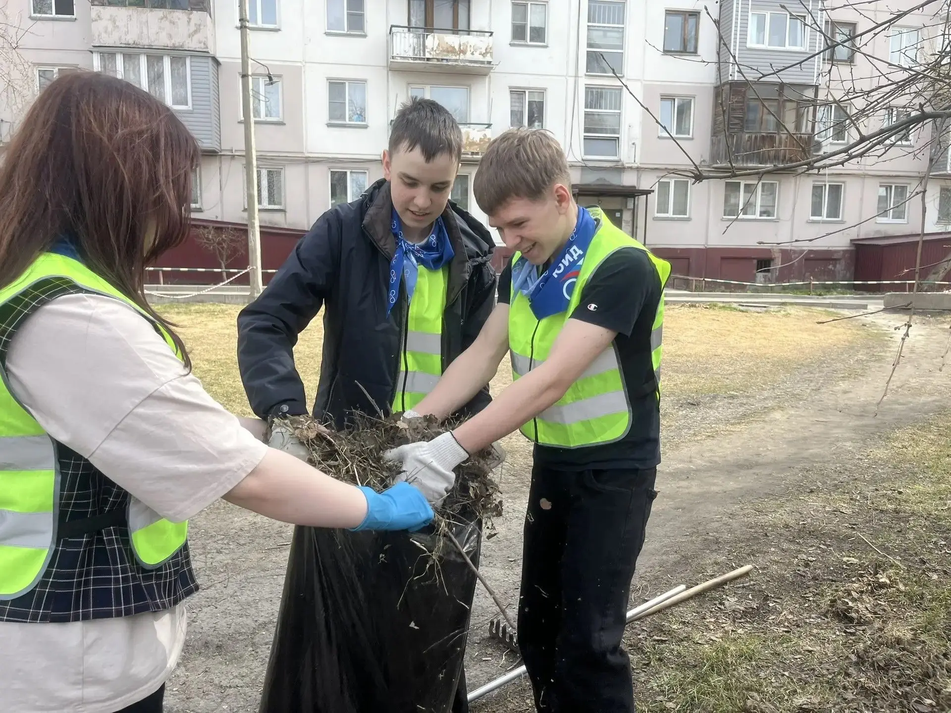 Сегодня на территории Мемориала в честь 30-летия Победы в Великой Отечественной войне было необычно 