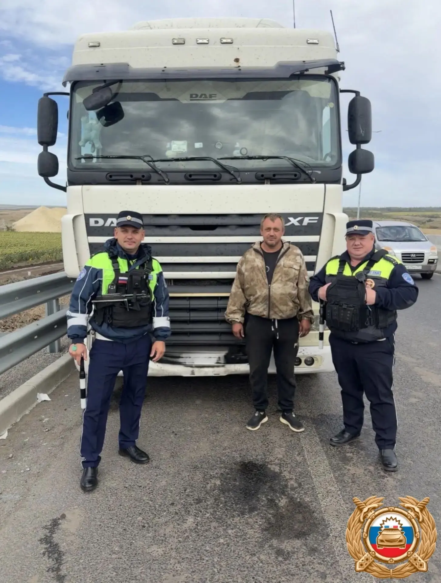 🚔 На М-4 инспекторы помогли водителю автовоза, у которого закончилось топливо