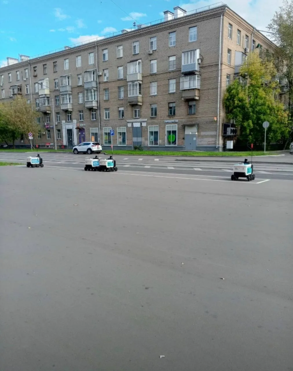 Роботы-доставщики на Судостроительной, 26к1, ждут, когда им подкинут работку 🤖