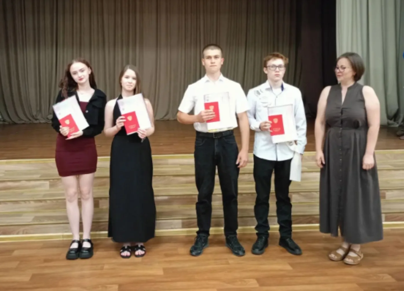#ВЫПУСК_2026

Главный документ в руках, впереди — новый уровень образования и интересная юношеская ж