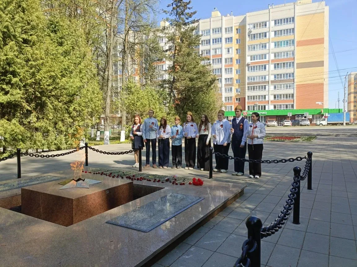 Чебоксарские школьники почтили память героев Великой Победы, возложив цветы к мемориалам  В преддвер
