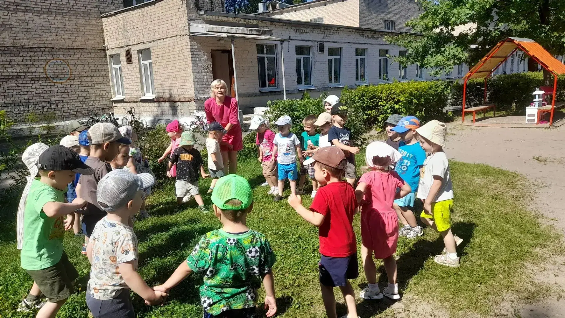 Дошкольники из групп #Звёздочки и #ВерныеДрузья отпраздновали день рождения Светофора🚦