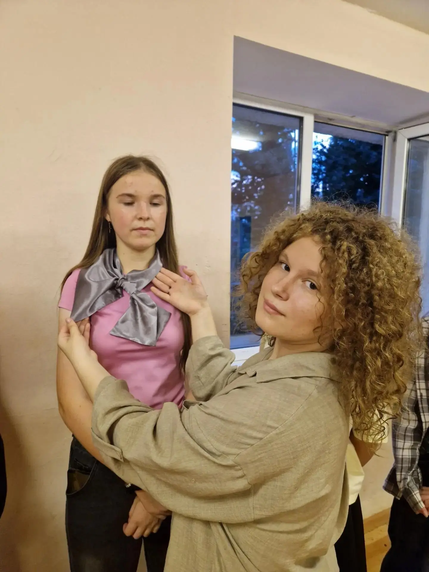 Стиль начинается с мелочей: мастер-класс по искусству ношения косынок и шарфов прошёл в...
