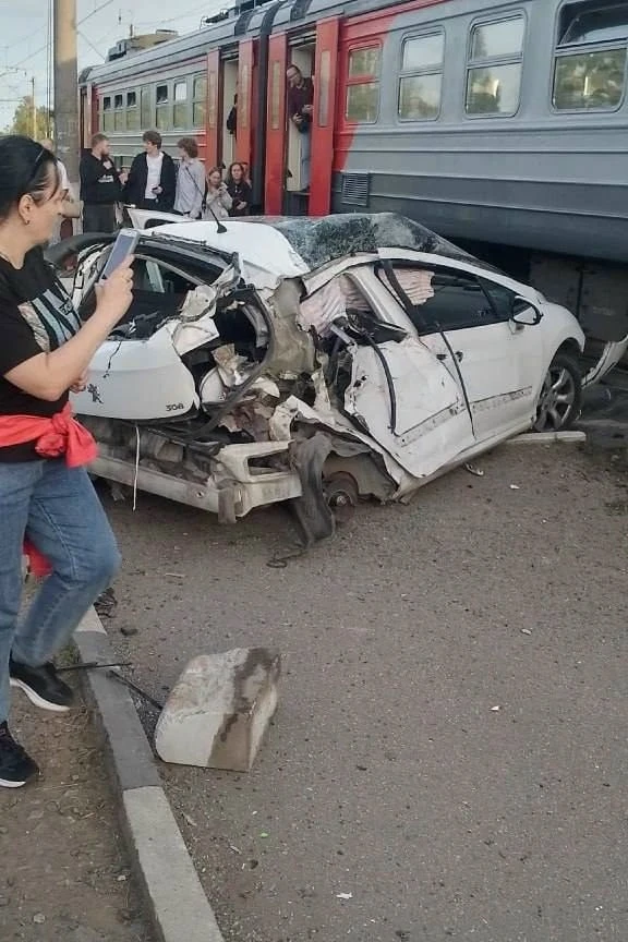 Страшная авария случилась вчера в Красносельском районе. Между станциями Лигово и Стрел...