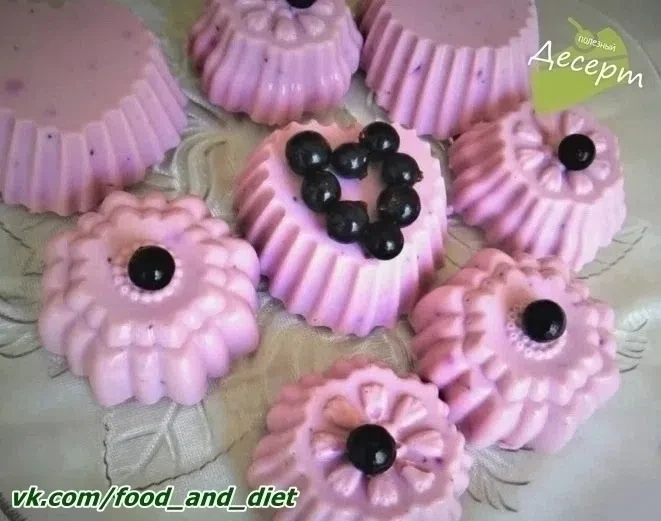 Бланманже с черной смородиной (без выпечки)