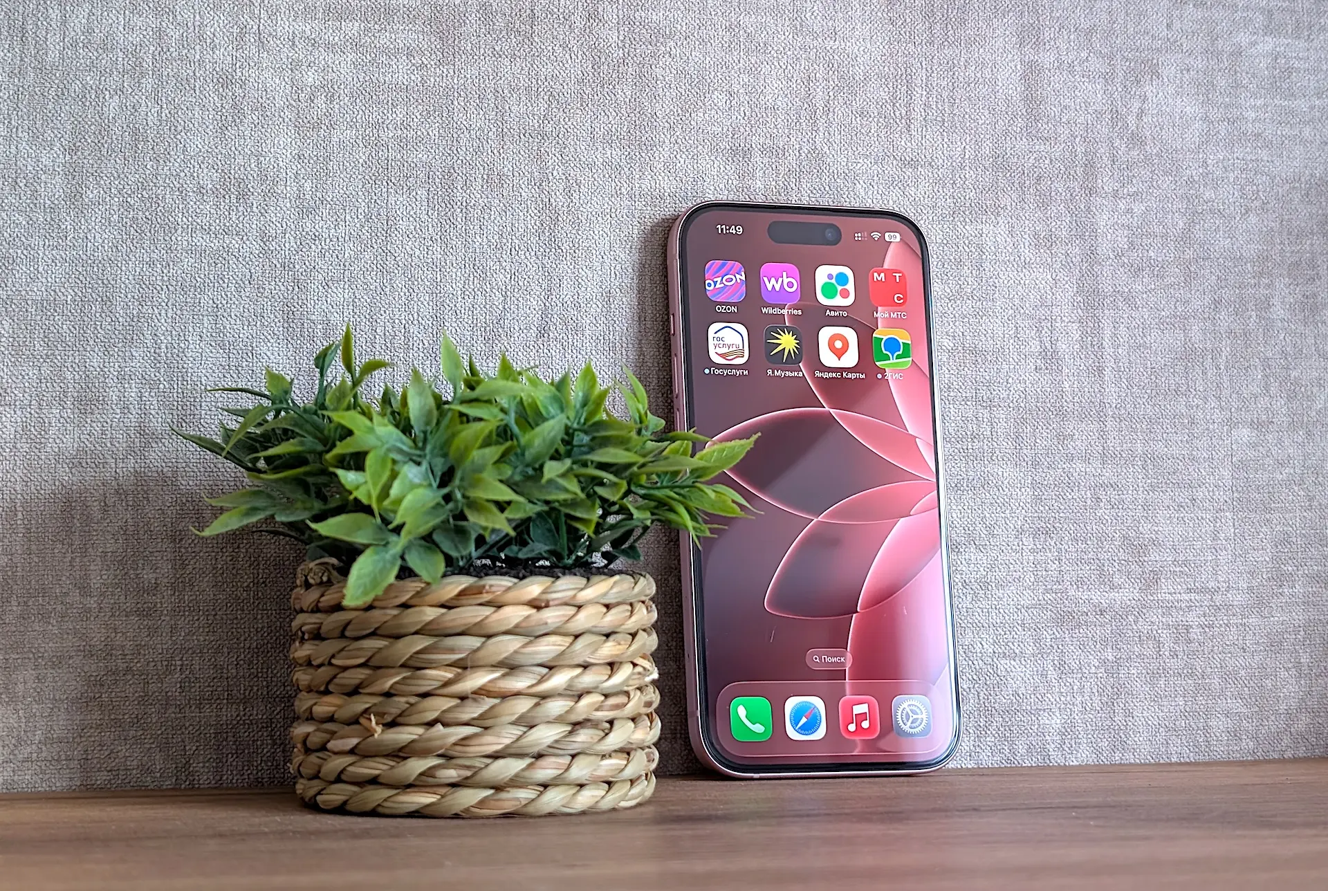 Забирайте «стеклянные» обои, идеально подходящие для iOS 26  Продолжаем делиться с вами симпатичными