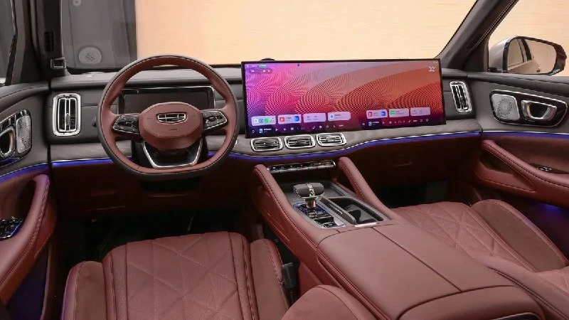 Geely Monjaro Plus: экран во всю панель