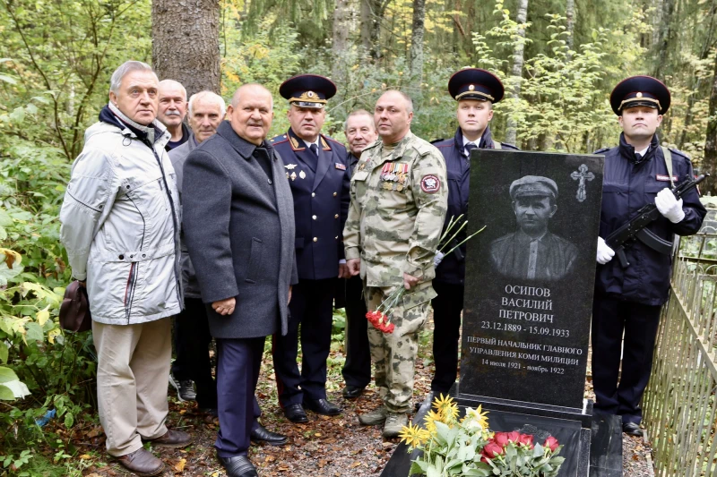 В Сыктывкаре почтили память первого начальника Коми милиции и обустроили место его захо...