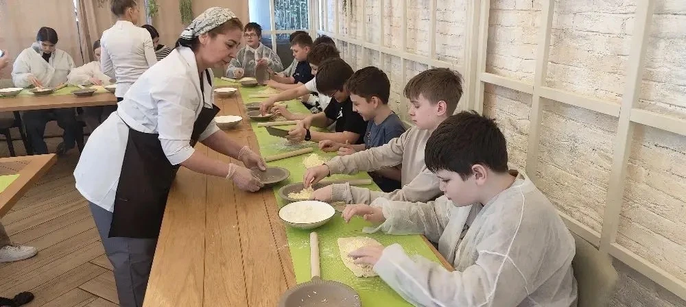 🥙27 марта 6«Б» класс посетил ресторан «Зазо», где принял участие в мастер-классе по приготовлению ха