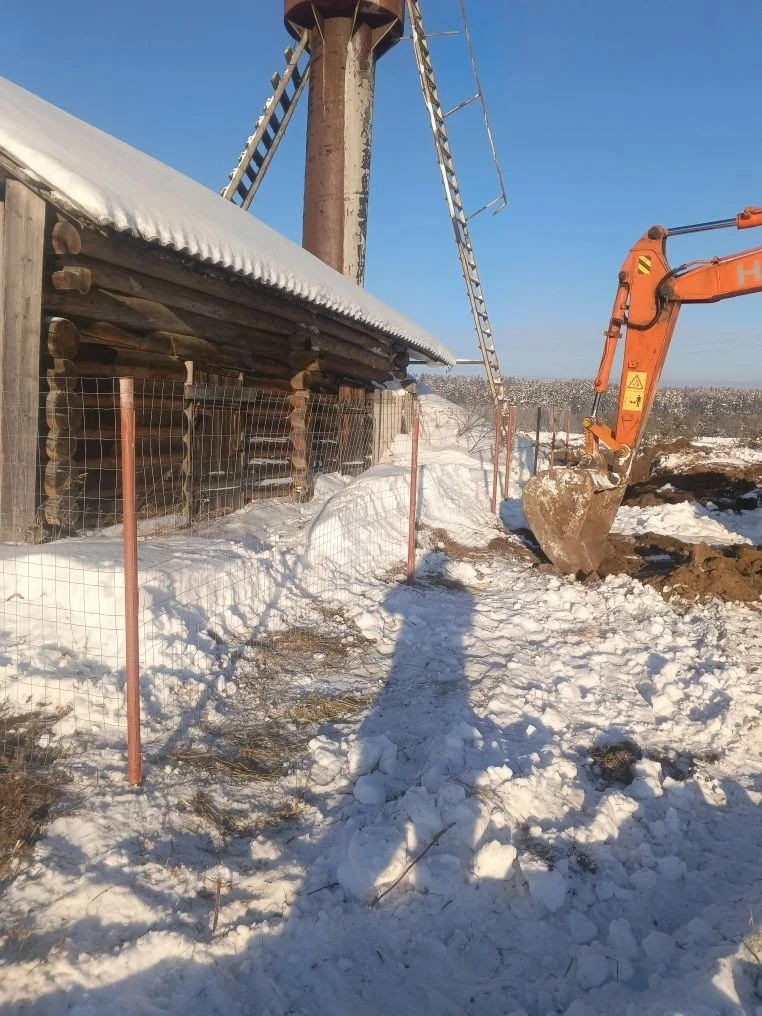 Выполнили работы по ограждению и водоотведению скважины деревня Брусенец.