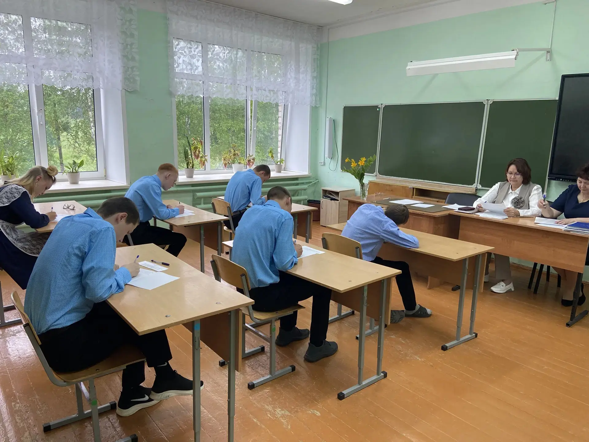 Сегодня в школе прошла итоговая аттестация выпускников. Учащиеся 9 класса сдали экзамен...