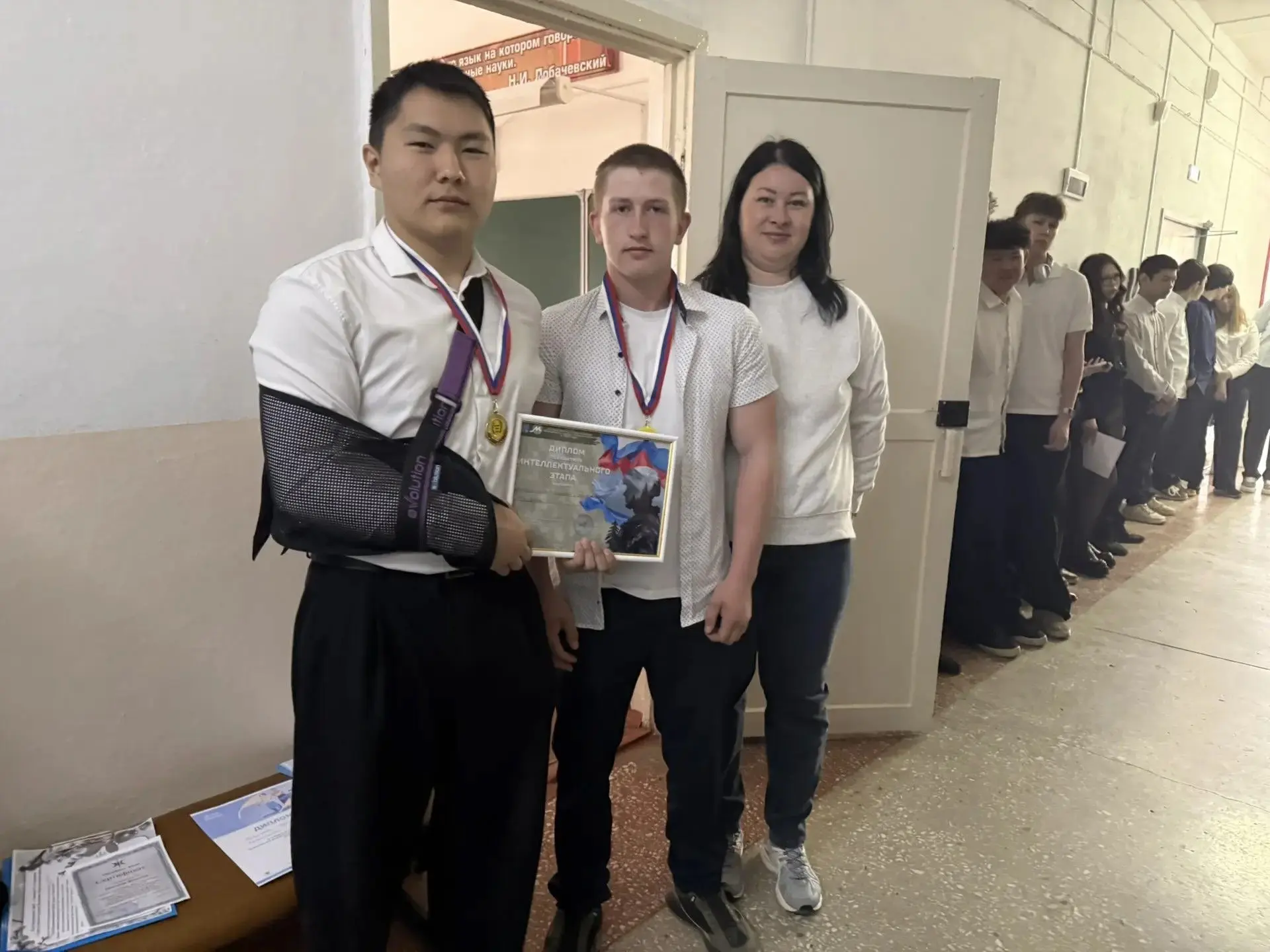 В гимназии прошла торжественная церемония поднятия флага и награждение активистов  Сегодня, 27 апрел