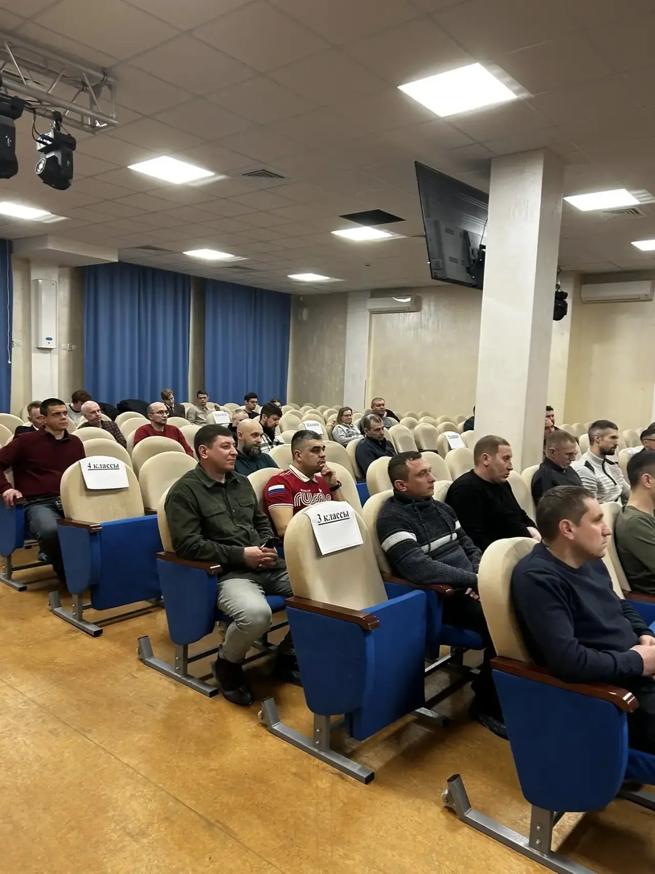 СОВЕТ ОТЦОВ   В минувший четверг в нашей школе состоялось важное событие, собрание активных и неравн