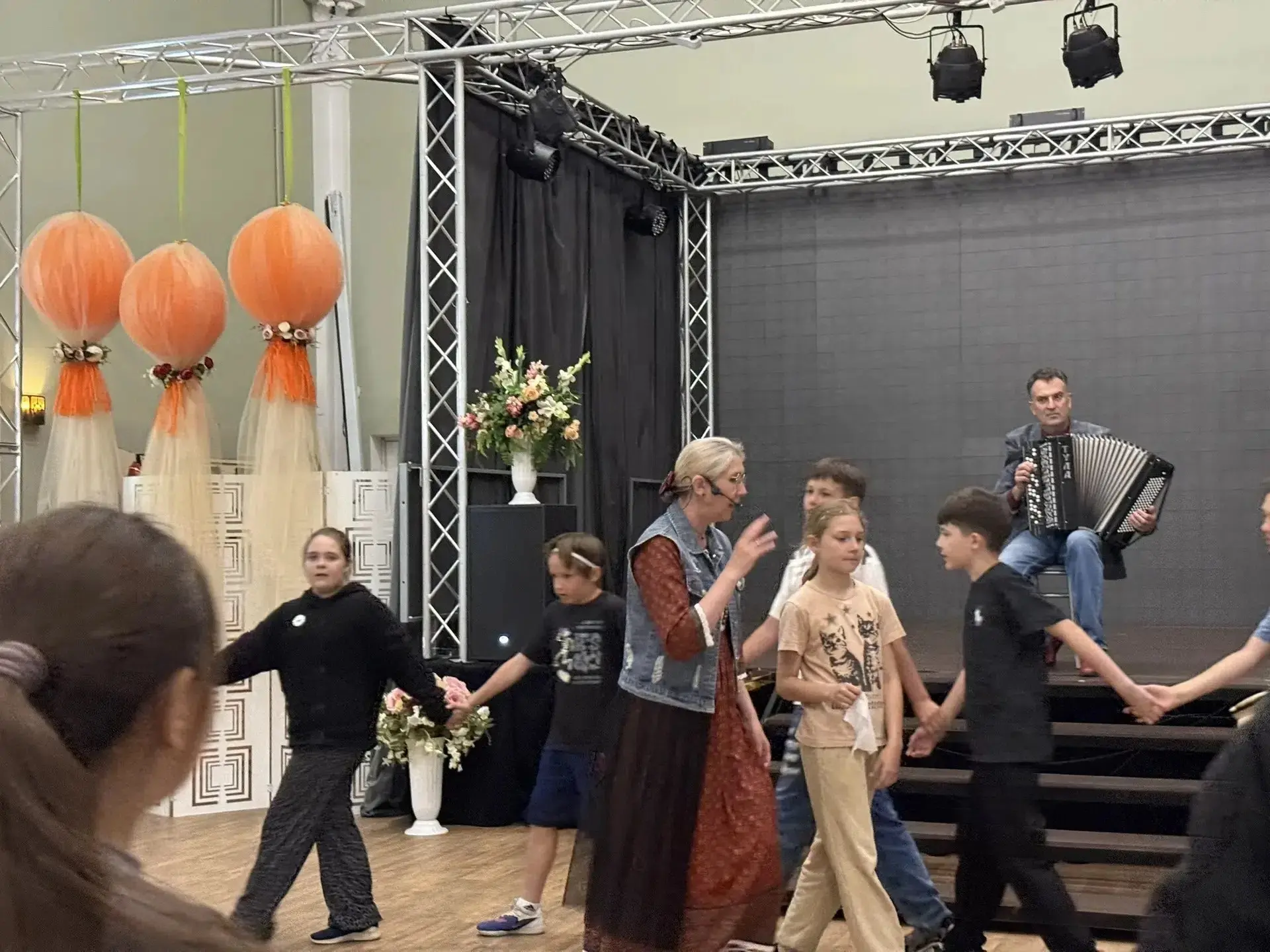 🎶 Под звуки гармони оживали традиции, а старинные игры вновь собирали ребят в дружный ...