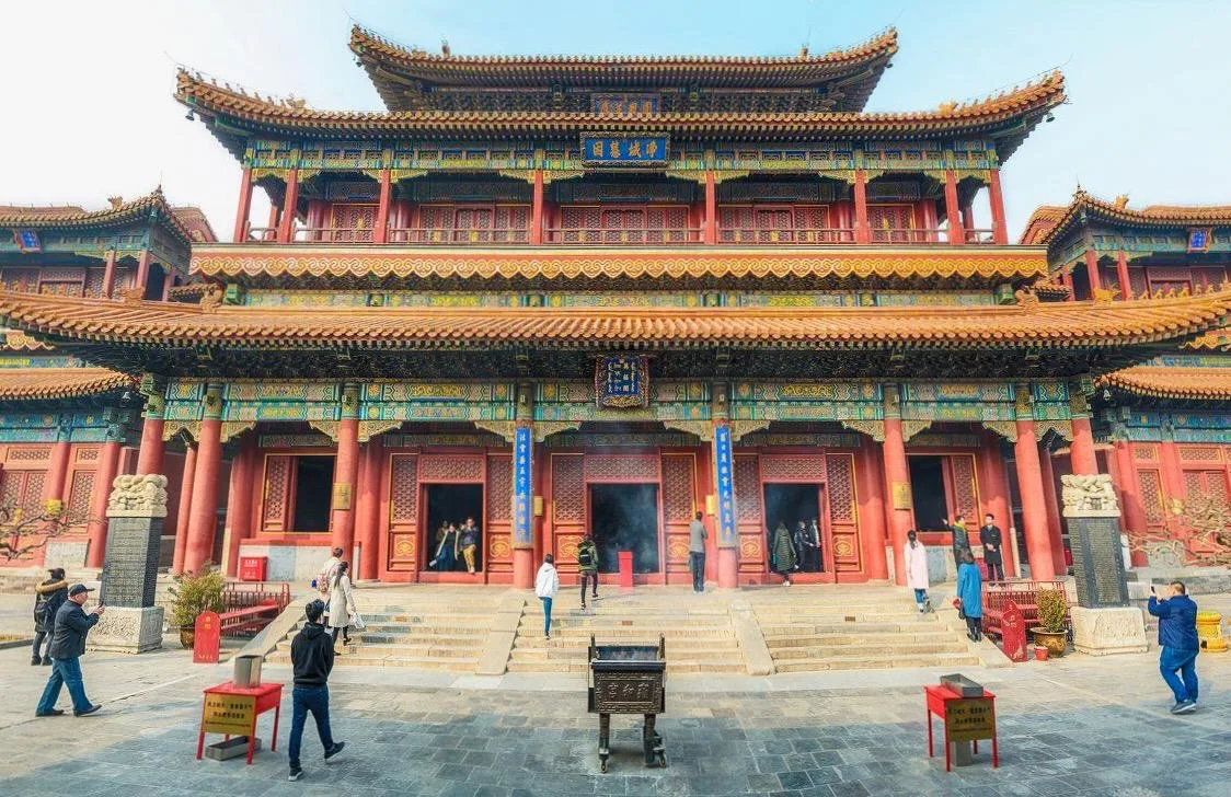 Храм Юнхэгун в Пекине, Китай 🇨🇳  🔹 Юнхэгун - тибетский буддийский храмовый комплекс, построенный в 1