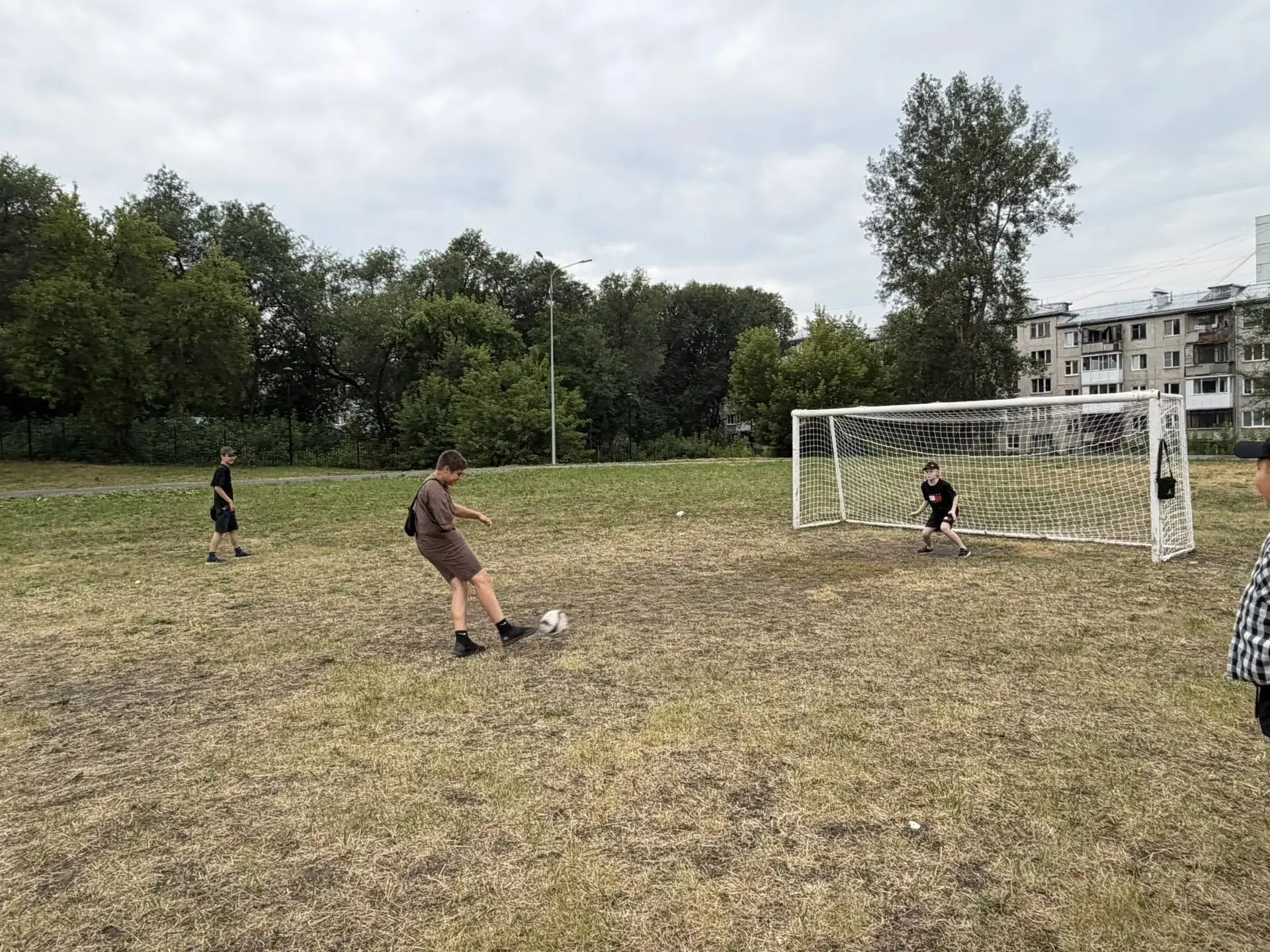 ⚽️ Спорт не уходит на каникулы!

🏀🏃‍♂️Лето в самом разгаре, но спортивная площадка  школы никогда 