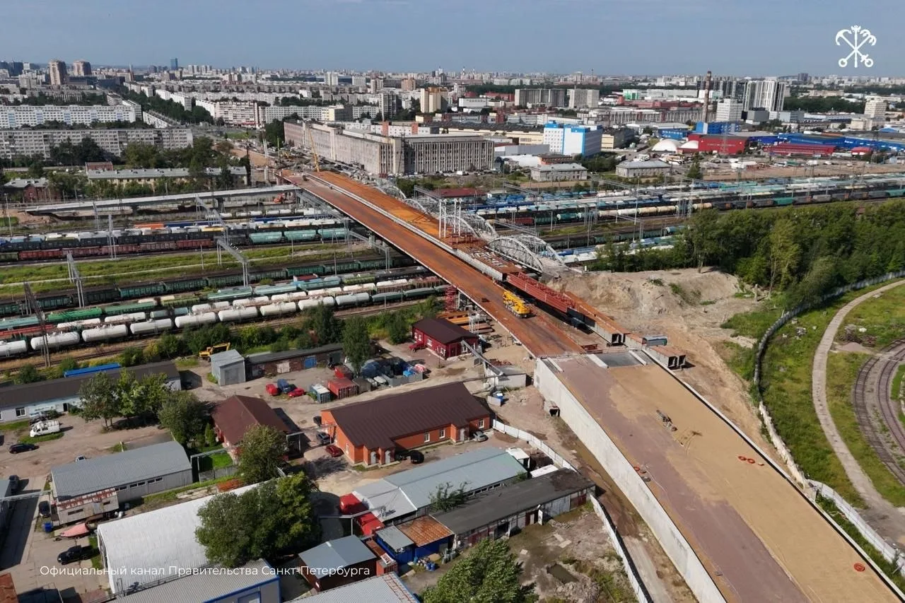 В Петербурге завершили монтаж пролётов Цимбалинского путепровода

Над железнодорожными путями Октябр