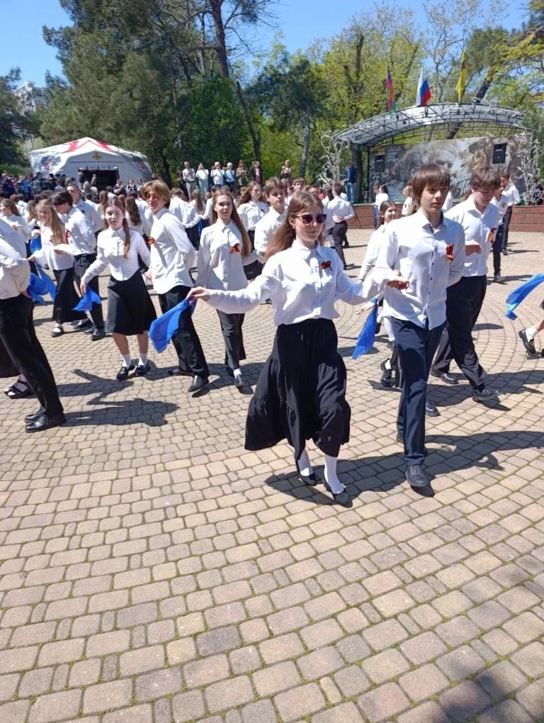 Ученики 8-10 классов сегодня приняли участие в танцевальном флешмобе «Синий платочек» в Новороссийск