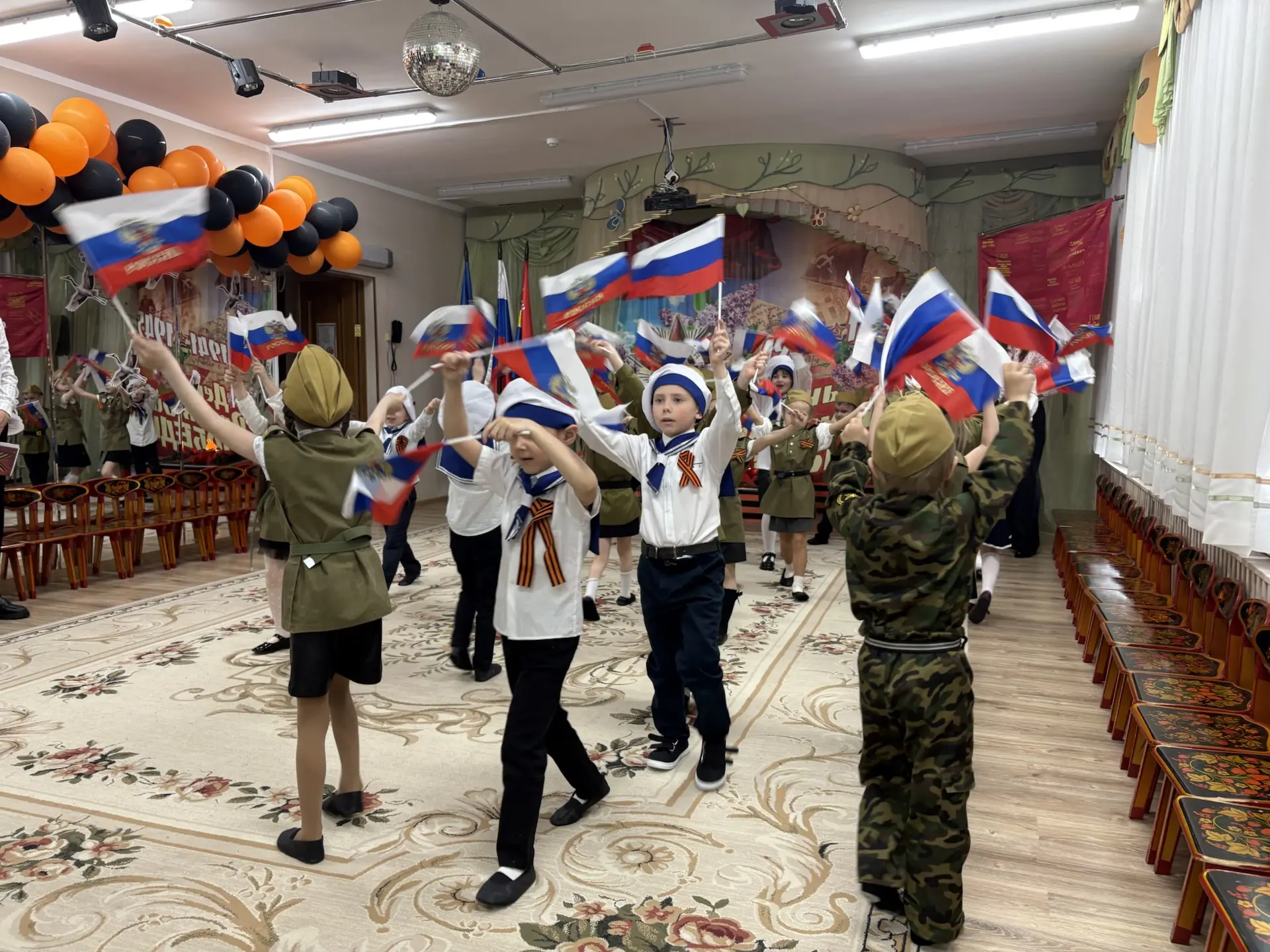 ПРАЗДНИК ДОБЛЕСТИ И МУЖЕСТВА🇷🇺

В старших и подготовительных группах прошли утренники, посвящённые