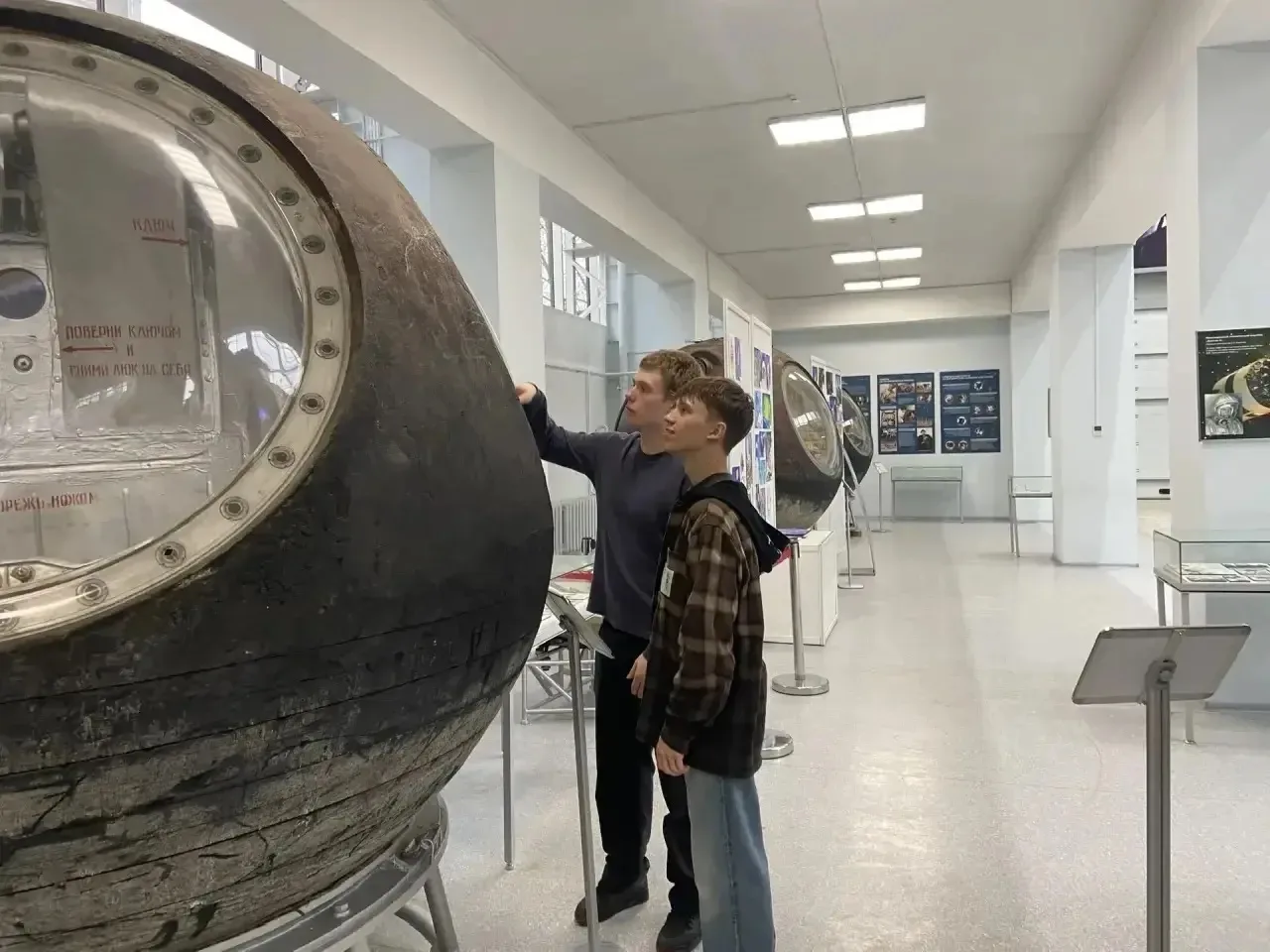🚀 Экскурсия в Сколково: взгляд в будущее!  В апреле наши старшеклассники побывали в инновационном це