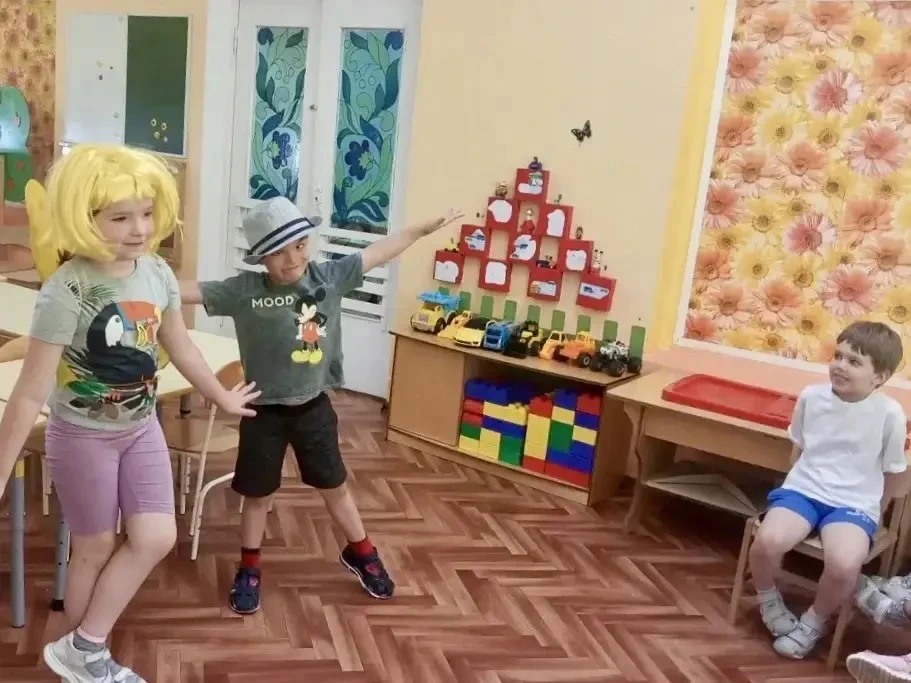 СЧАСТЛИВОЕ ЛЕТО

Вот и пролетела ещё одна летняя неделя творчества в детских садах 🌞. Это специальн