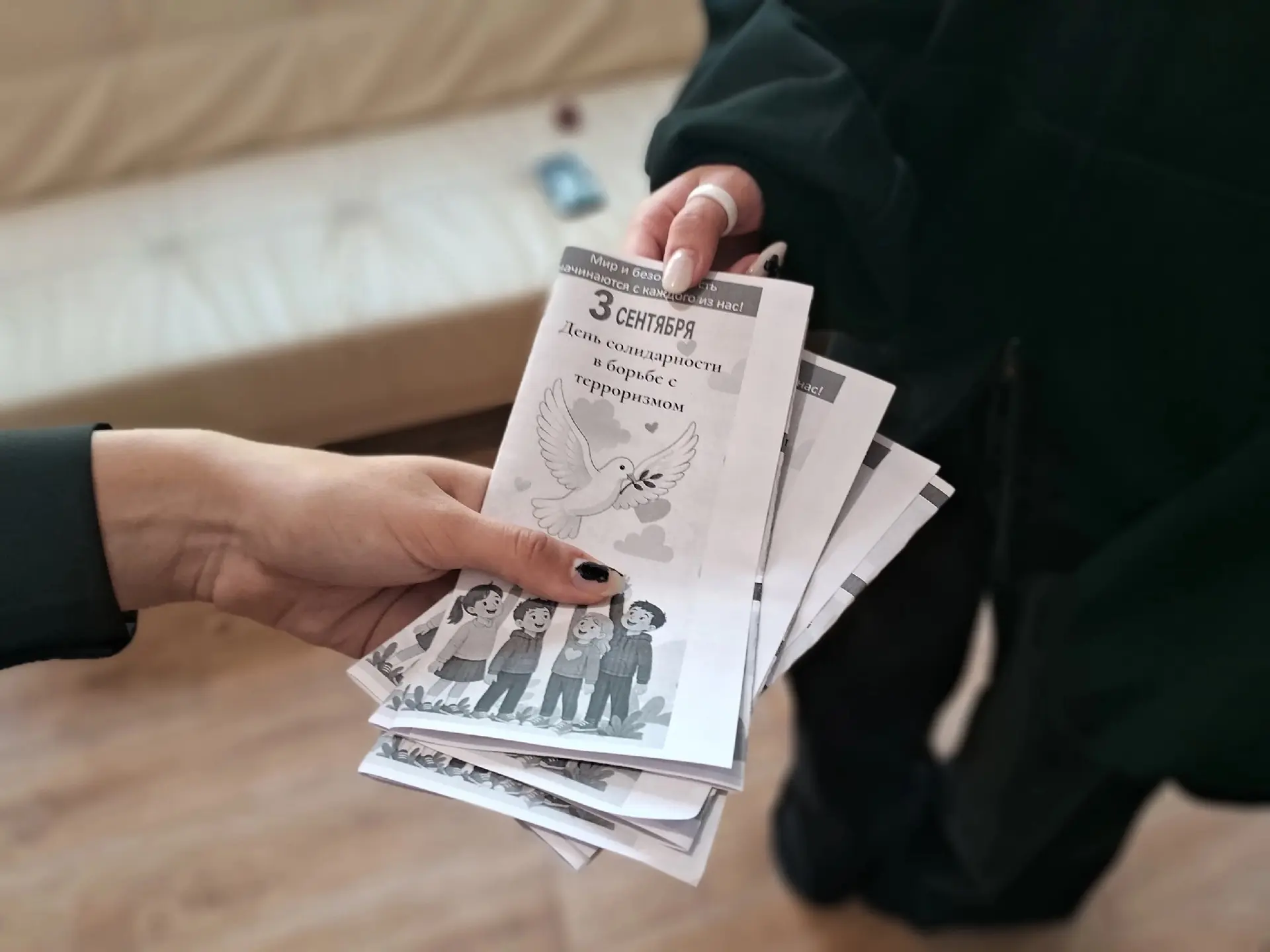 📚 Сегодня в Полянской школе прошла акция: учащимся раздали памятные листовки в День со...
