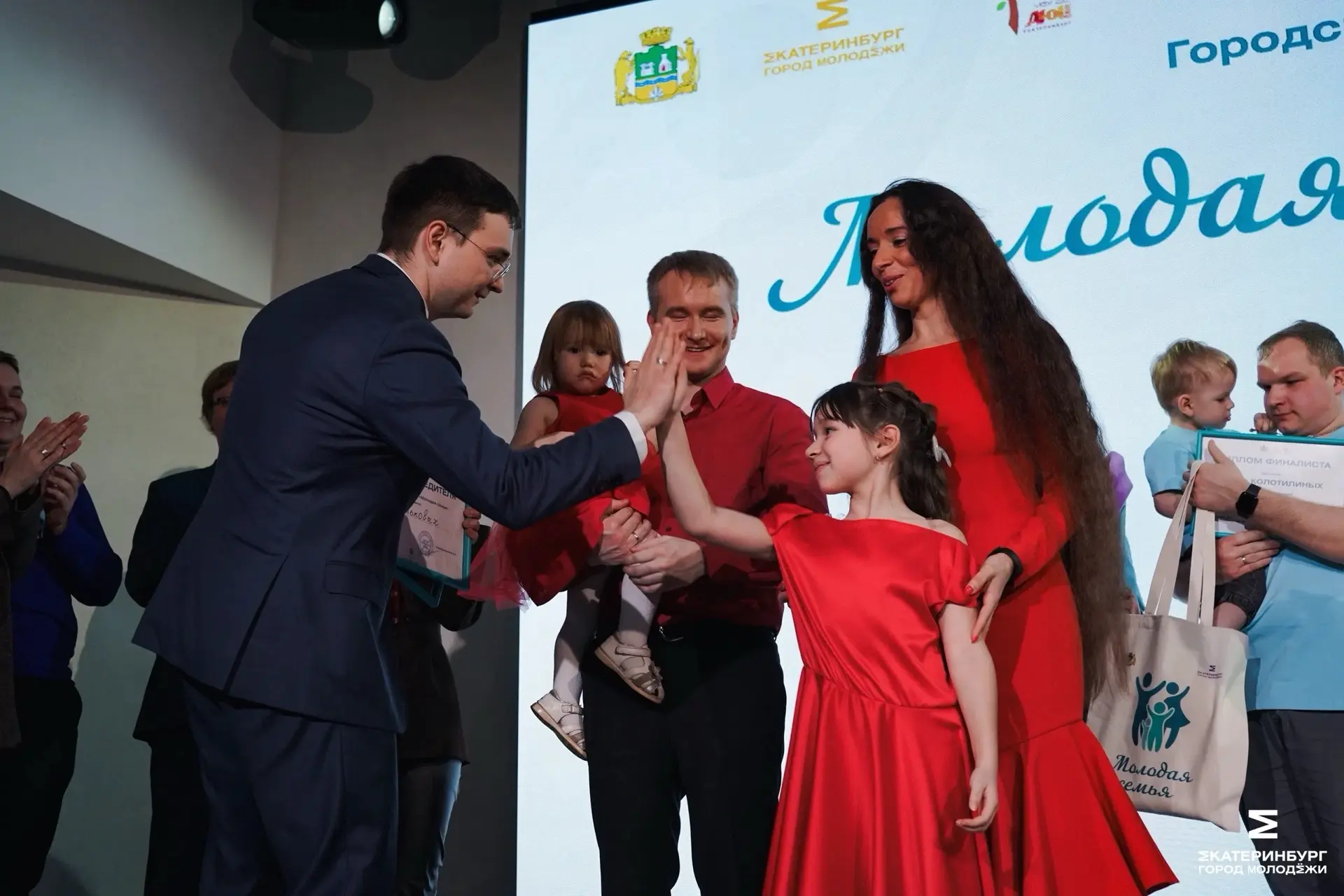 В Екатеринбурге с молодежью работают 10 учреждений. Мы объединяем тысячи детей, подрост...