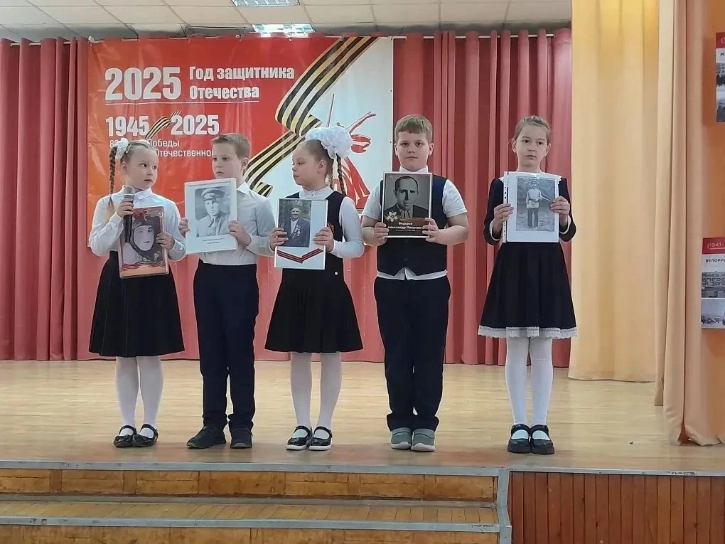 В 2 «А» классе (педагог - Бобровская А.В.) прошло тематическое занятие, посвященное подвигам детей в
