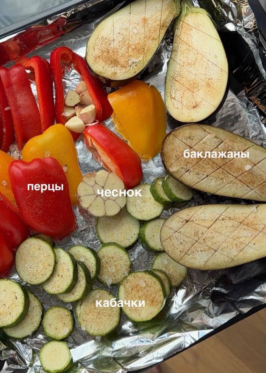 мне кажется я попробовала уже все варианты салата из запеченных овощей — не могу остановиться их гот