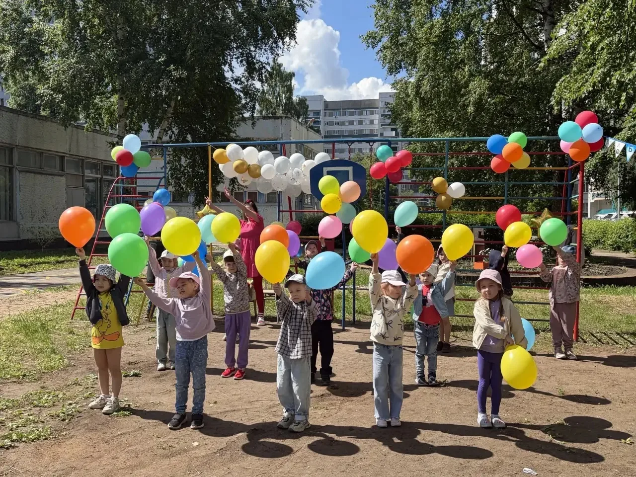 🌞🌈 Главный праздник детства прошел активно и с настоящим летним настроением 🍀
   🎈🎈🎈Радостным 