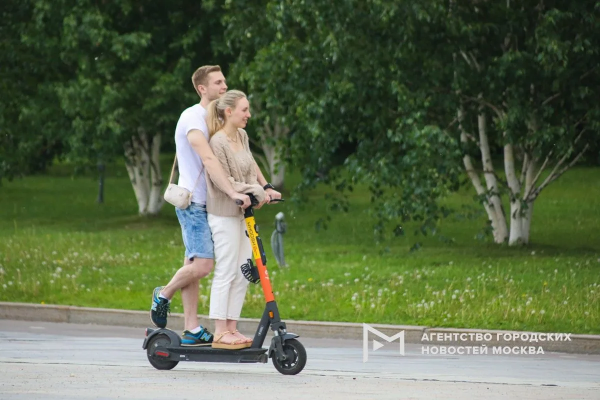 Почти половина жалоб на самокатчиков в Москве с апреля связана с ездой вдвоем. В чат-бо...