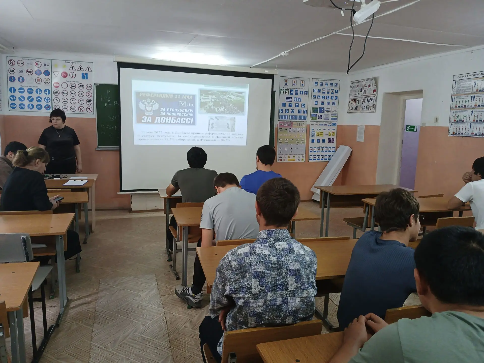 «Одна страна, одна семья, одна Россия!»-патриотический  час, посвященный Дню воссоедине...