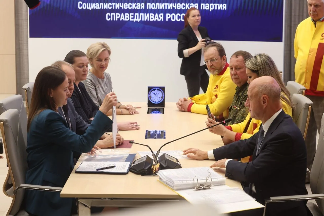 В День семьи, любви и верности партия «Справедливая Россия» направила в ЦИК документы д...