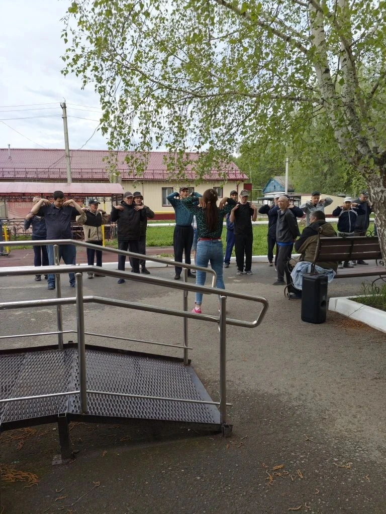 Организацию дневного распорядка помогают осуществлять внутренние волонтёры. Каждое утро...