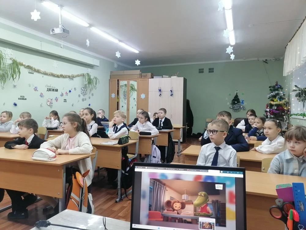 ⚪ 12 января, первый учебный день в 2026 году начался с поднятия Флага и исполнения Гимна России, а т