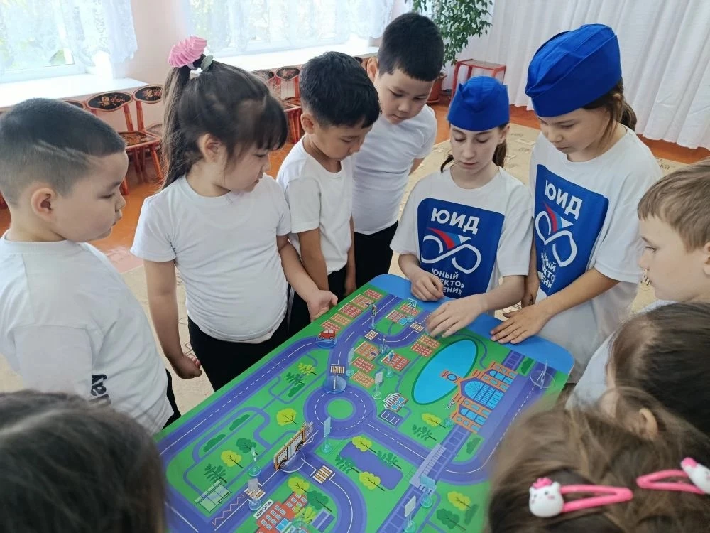 🚦В рамках профилактической работы по повышению культуры безопасного поведения на дорогах юные инспек