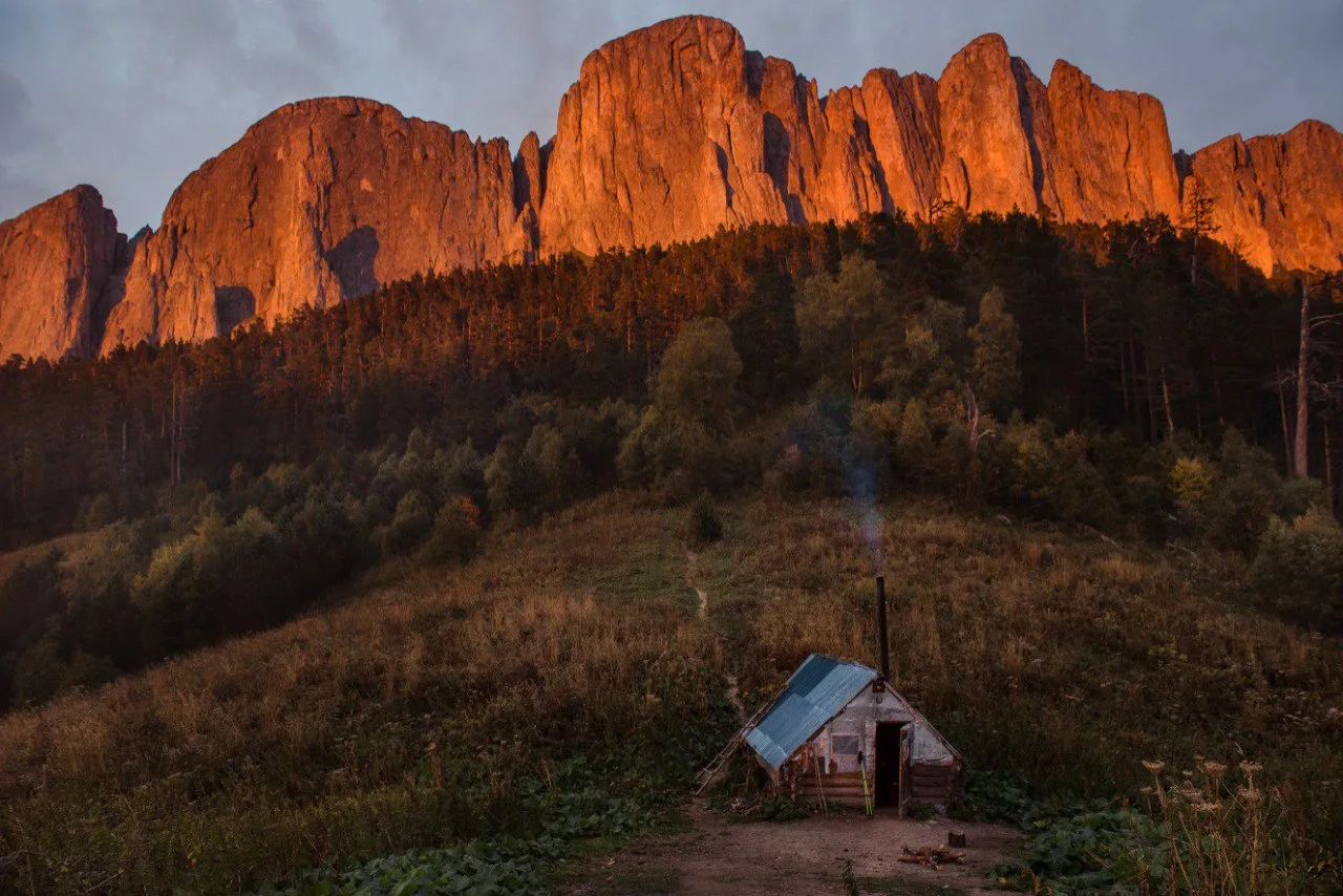🏔 Поход на гору Большой Тхач: величественный силуэт Западного Кавказа!